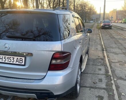 Сірий Мерседес МЛ, об'ємом двигуна 3.5 л та пробігом 3 тис. км за 10000 $, фото 3 на Automoto.ua