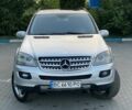 Сірий Мерседес МЛ, об'ємом двигуна 3 л та пробігом 313 тис. км за 8599 $, фото 2 на Automoto.ua