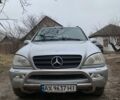 Серый Мерседес МЛ, объемом двигателя 2.7 л и пробегом 300 тыс. км за 8000 $, фото 1 на Automoto.ua