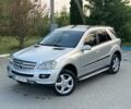 Сірий Мерседес МЛ, об'ємом двигуна 3 л та пробігом 313 тис. км за 8599 $, фото 1 на Automoto.ua
