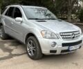 Сірий Мерседес МЛ, об'ємом двигуна 5 л та пробігом 207 тис. км за 9500 $, фото 6 на Automoto.ua