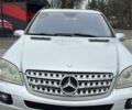 Сірий Мерседес МЛ, об'ємом двигуна 3 л та пробігом 290 тис. км за 6563 $, фото 1 на Automoto.ua