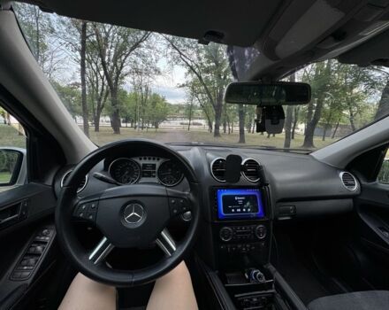 Серый Мерседес МЛ, объемом двигателя 3 л и пробегом 401 тыс. км за 7000 $, фото 4 на Automoto.ua