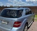 Сірий Мерседес МЛ, об'ємом двигуна 5 л та пробігом 240 тис. км за 10700 $, фото 8 на Automoto.ua