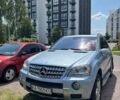 Сірий Мерседес МЛ, об'ємом двигуна 5 л та пробігом 240 тис. км за 10700 $, фото 9 на Automoto.ua
