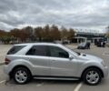 Серый Мерседес МЛ, объемом двигателя 3.5 л и пробегом 290 тыс. км за 8500 $, фото 2 на Automoto.ua
