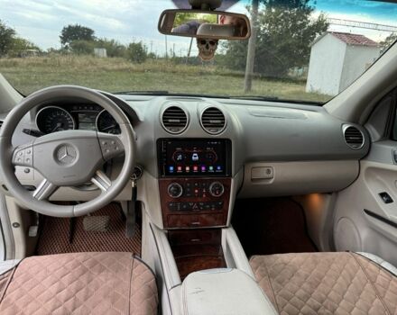 Серый Мерседес МЛ, объемом двигателя 3.5 л и пробегом 270 тыс. км за 7000 $, фото 6 на Automoto.ua