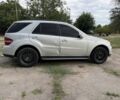 Серый Мерседес МЛ, объемом двигателя 3.5 л и пробегом 270 тыс. км за 7000 $, фото 3 на Automoto.ua