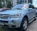 Сірий Мерседес МЛ, об'ємом двигуна 5 л та пробігом 240 тис. км за 10700 $, фото 1 на Automoto.ua