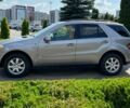 Сірий Мерседес МЛ, об'ємом двигуна 3 л та пробігом 342 тис. км за 11999 $, фото 3 на Automoto.ua
