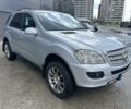 Сірий Мерседес МЛ, об'ємом двигуна 3 л та пробігом 287 тис. км за 6200 $, фото 1 на Automoto.ua