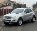 Серый Мерседес МЛ, объемом двигателя 3.2 л и пробегом 382 тыс. км за 9300 $, фото 2 на Automoto.ua