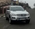 Серый Мерседес МЛ, объемом двигателя 3.2 л и пробегом 382 тыс. км за 9300 $, фото 1 на Automoto.ua
