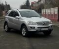 Серый Мерседес МЛ, объемом двигателя 3.2 л и пробегом 382 тыс. км за 9300 $, фото 1 на Automoto.ua