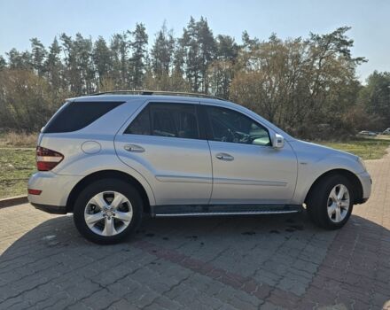 Сірий Мерседес МЛ, об'ємом двигуна 3 л та пробігом 207 тис. км за 15500 $, фото 4 на Automoto.ua