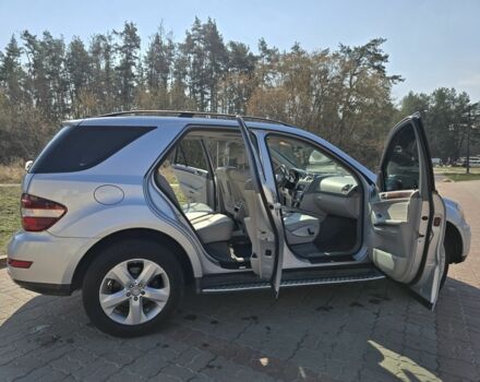 Сірий Мерседес МЛ, об'ємом двигуна 3 л та пробігом 207 тис. км за 15500 $, фото 5 на Automoto.ua