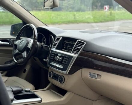Серый Мерседес МЛ, объемом двигателя 2.2 л и пробегом 330 тыс. км за 18000 $, фото 3 на Automoto.ua