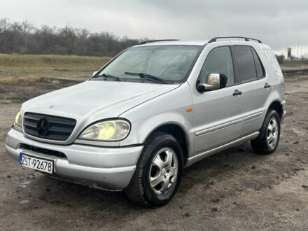 Мерседес МЛ 2000 в Вольнянске на Automoto.ua Серый Мерседес МЛ, объемом двигателя 2.7 л и пробегом 300 тыс. км за 3000 $, фото 1 на Automoto.ua