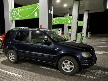 Мерседес МЛ 2000 в Днепре (Днепропетровске) на Automoto.ua Синий Мерседес МЛ, объемом двигателя 3.2 л и пробегом 270 тыс. км за 6800 $, фото 1 на Automoto.ua