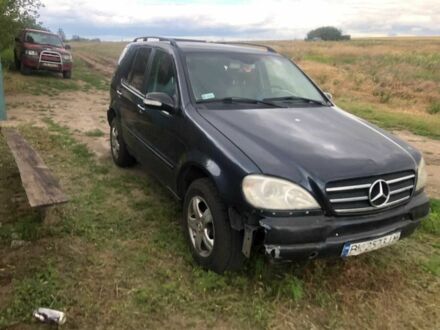 Синий Мерседес МЛ, объемом двигателя 4 л и пробегом 302 тыс. км за 2500 $, фото 1 на Automoto.ua
