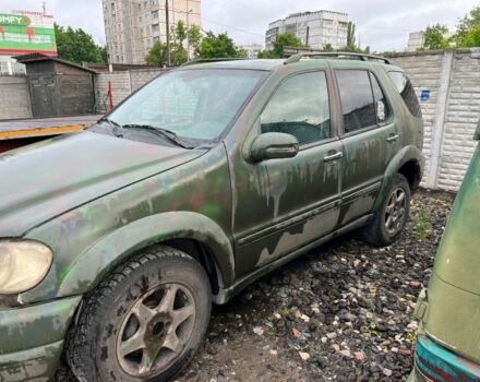 Зелений Мерседес МЛ, об'ємом двигуна 4 л та пробігом 300 тис. км за 2800 $, фото 1 на Automoto.ua