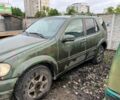 Зелений Мерседес МЛ, об'ємом двигуна 4 л та пробігом 300 тис. км за 2800 $, фото 1 на Automoto.ua