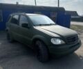 Зеленый Мерседес МЛ, объемом двигателя 4 л и пробегом 225 тыс. км за 2300 $, фото 2 на Automoto.ua