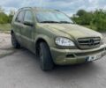 Зеленый Мерседес МЛ, объемом двигателя 4 л и пробегом 400 тыс. км за 3350 $, фото 1 на Automoto.ua