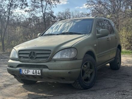 Мерседес МЛ 2000 в Славянске на Automoto.ua Зеленый Мерседес МЛ, объемом двигателя 2.7 л и пробегом 235 тыс. км за 3500 $, фото 1 на Automoto.ua