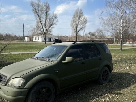 Мерседес МЛ 2002 в Новомосковске на Automoto.ua Зеленый Мерседес МЛ, объемом двигателя 4 л и пробегом 225 тыс. км за 2300 $, фото 1 на Automoto.ua