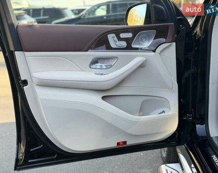 Черный Мерседес Майбах, объемом двигателя 3.98 л и пробегом 60 тыс. км за 150000 $, фото 6 на Automoto.ua