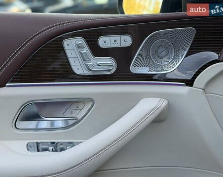 Черный Мерседес Майбах, объемом двигателя 3.98 л и пробегом 60 тыс. км за 150000 $, фото 7 на Automoto.ua