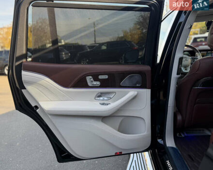 Черный Мерседес Майбах, объемом двигателя 3.98 л и пробегом 60 тыс. км за 150000 $, фото 26 на Automoto.ua