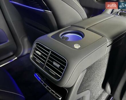 Черный Мерседес Майбах, объемом двигателя 3.98 л и пробегом 1 тыс. км за 232461 $, фото 31 на Automoto.ua