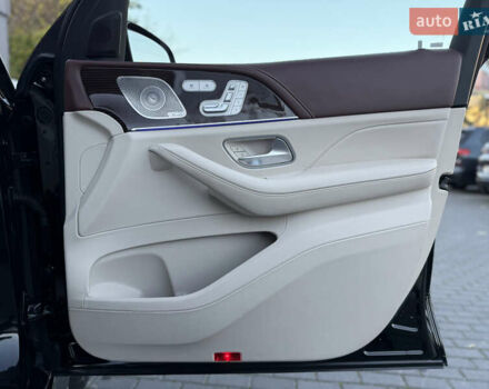 Черный Мерседес Майбах, объемом двигателя 3.98 л и пробегом 98 тыс. км за 154900 $, фото 85 на Automoto.ua