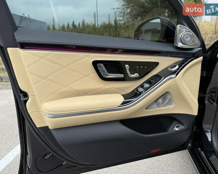 Черный Мерседес Майбах, объемом двигателя 3.98 л и пробегом 18 тыс. км за 208888 $, фото 62 на Automoto.ua