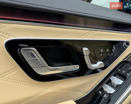 Черный Мерседес Майбах, объемом двигателя 3.98 л и пробегом 18 тыс. км за 208888 $, фото 64 на Automoto.ua