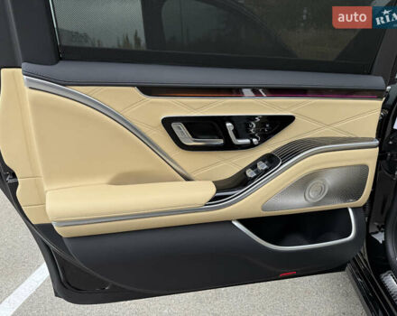 Черный Мерседес Майбах, объемом двигателя 3.98 л и пробегом 18 тыс. км за 208888 $, фото 74 на Automoto.ua