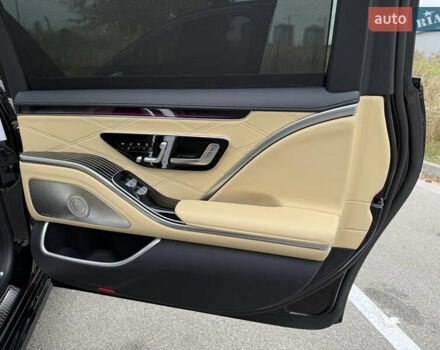 Черный Мерседес Майбах, объемом двигателя 3.98 л и пробегом 18 тыс. км за 208888 $, фото 58 на Automoto.ua