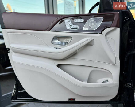 Чорний Мерседес Майбах, об'ємом двигуна 3.98 л та пробігом 98 тис. км за 154900 $, фото 22 на Automoto.ua