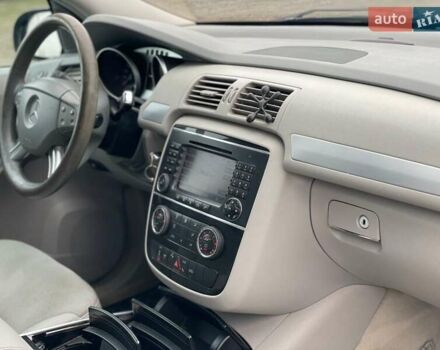 Чорний Мерседес Р-Клас, об'ємом двигуна 3 л та пробігом 299 тис. км за 7799 $, фото 6 на Automoto.ua