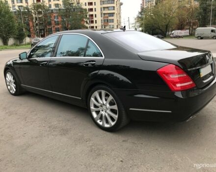 Черный Мерседес С 350, объемом двигателя 3 л и пробегом 165 тыс. км за 41700 $, фото 2 на Automoto.ua