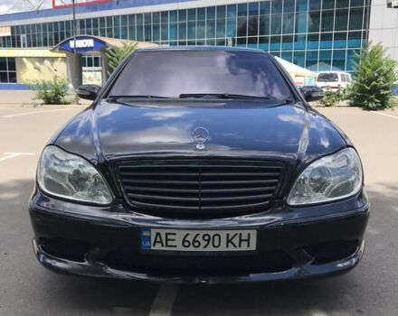 Черный Мерседес С 500, объемом двигателя 5 л и пробегом 320 тыс. км за 8000 $, фото 5 на Automoto.ua