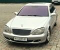 Сірий Мерседес С 500, об'ємом двигуна 5 л та пробігом 340 тис. км за 9000 $, фото 1 на Automoto.ua