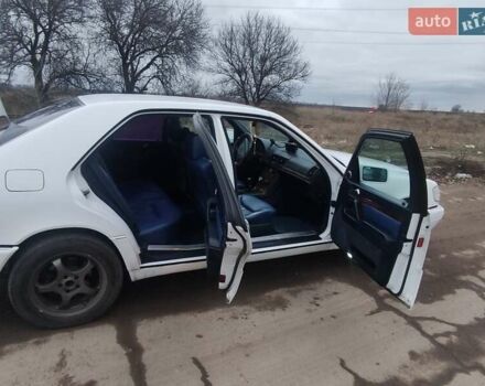 Білий Мерседес С Клас, об'ємом двигуна 3.2 л та пробігом 308 тис. км за 4700 $, фото 16 на Automoto.ua