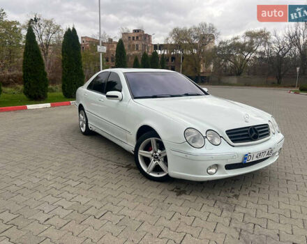 Белый Мерседес С Класс, объемом двигателя 3.2 л и пробегом 300 тыс. км за 4900 $, фото 1 на Automoto.ua
