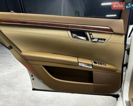 Белый Мерседес С Класс, объемом двигателя 5.46 л и пробегом 325 тыс. км за 13400 $, фото 12 на Automoto.ua