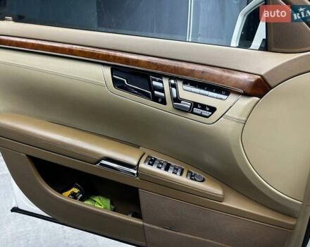 Белый Мерседес С Класс, объемом двигателя 5.46 л и пробегом 325 тыс. км за 13400 $, фото 6 на Automoto.ua