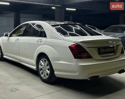 Белый Мерседес С Класс, объемом двигателя 5.46 л и пробегом 325 тыс. км за 13400 $, фото 3 на Automoto.ua