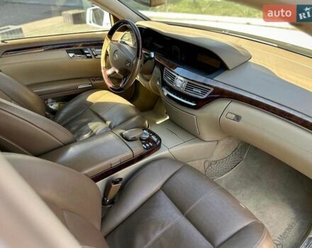 Белый Мерседес С Класс, объемом двигателя 5.44 л и пробегом 220 тыс. км за 12000 $, фото 7 на Automoto.ua